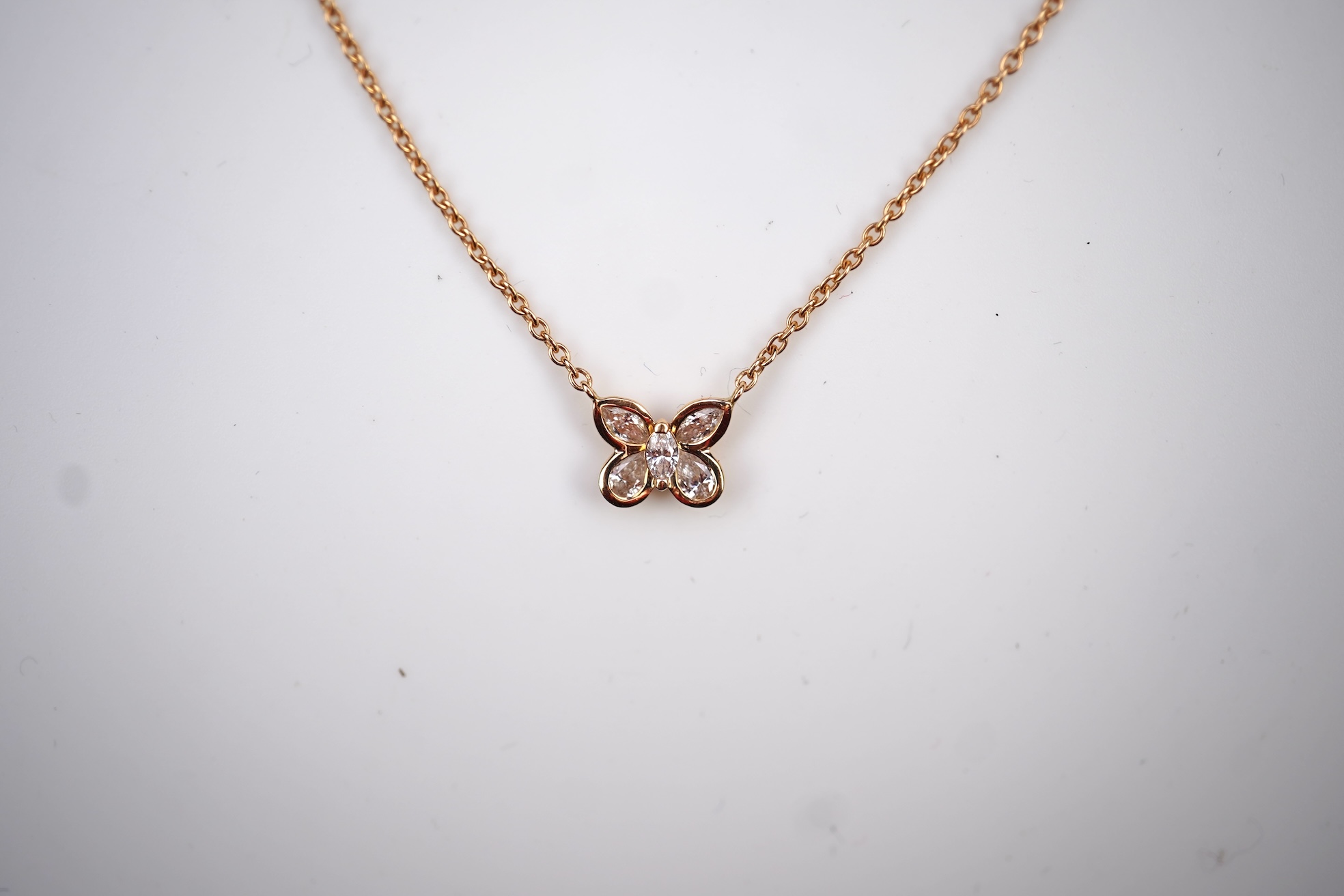 A gold and diamond pendant necklace